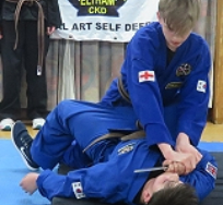 Learn to defend against knife attack