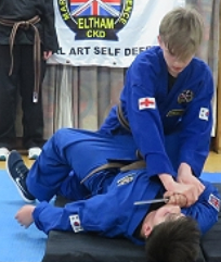 Learn to defend against knife attack